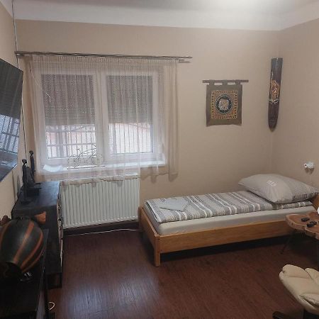 Feher Galamb Apartman Gyal Exterior photo